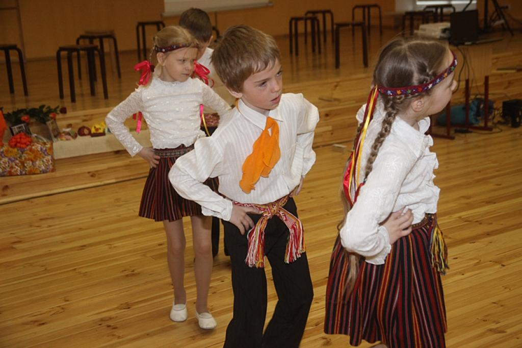 Gulbenes vidusskolā norisinājās projekta “Vai tu esi manos draugos?” noslēguma pasākums. Tāds ir skolas 2.klašu un pilsētas senioru apvienības kopprojekts, kurš vērsts uz paaudžu solidaritāti un sadarbības, pieredzes, prasmju un zināšanu...
Autors: Inita Savicka