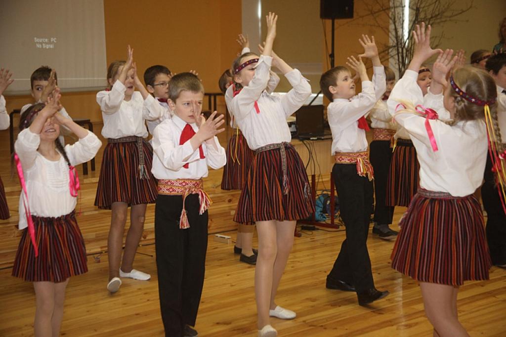 Gulbenes vidusskolā norisinājās projekta “Vai tu esi manos draugos?” noslēguma pasākums. Tāds ir skolas 2.klašu un pilsētas senioru apvienības kopprojekts, kurš vērsts uz paaudžu solidaritāti un sadarbības, pieredzes, prasmju un zināšanu...
Autors: Inita Savicka