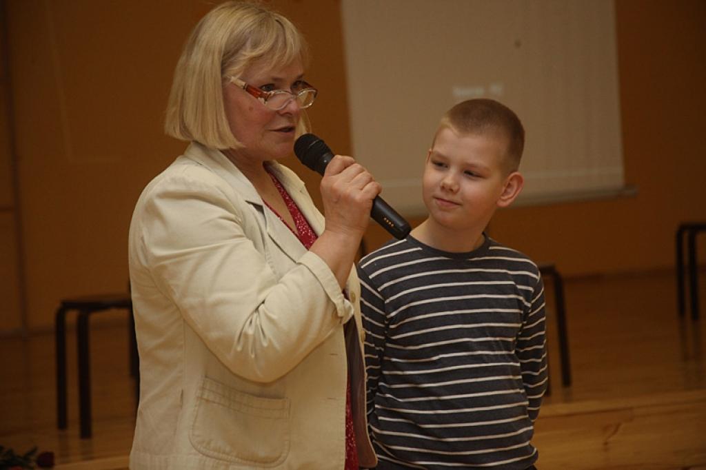 Gulbenes vidusskolā norisinājās projekta “Vai tu esi manos draugos?” noslēguma pasākums. Tāds ir skolas 2.klašu un pilsētas senioru apvienības kopprojekts, kurš vērsts uz paaudžu solidaritāti un sadarbības, pieredzes, prasmju un zināšanu...
Autors: Inita Savicka