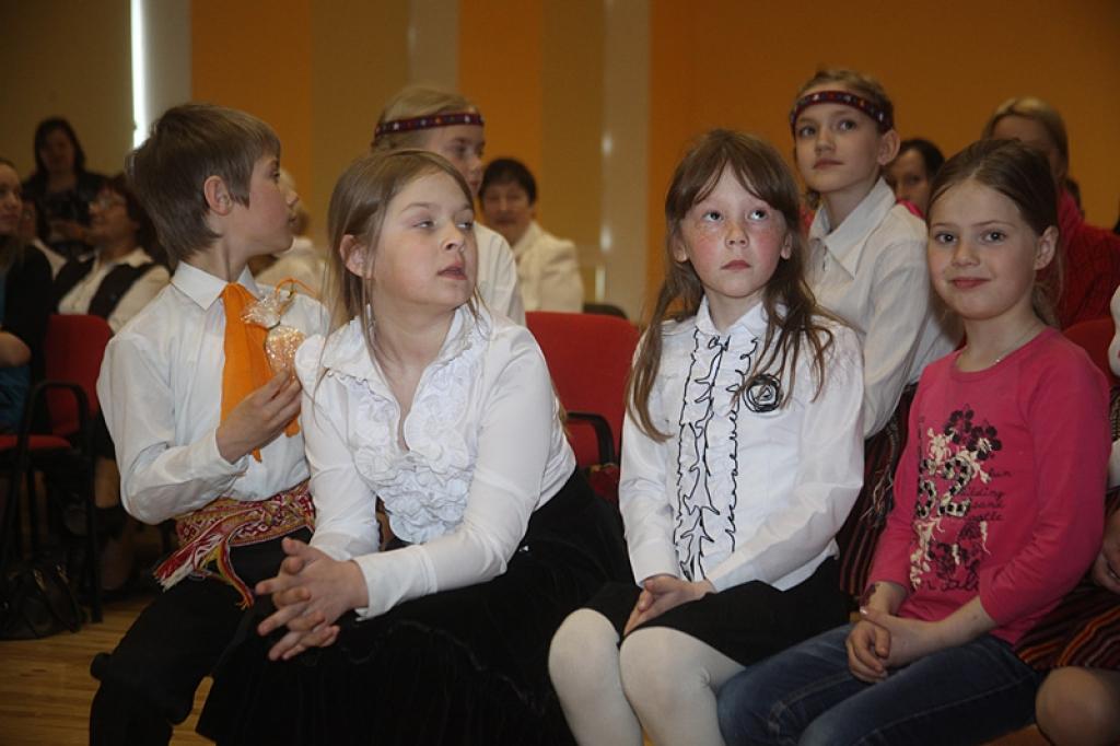 Gulbenes vidusskolā norisinājās projekta “Vai tu esi manos draugos?” noslēguma pasākums. Tāds ir skolas 2.klašu un pilsētas senioru apvienības kopprojekts, kurš vērsts uz paaudžu solidaritāti un sadarbības, pieredzes, prasmju un zināšanu...
Autors: Inita Savicka