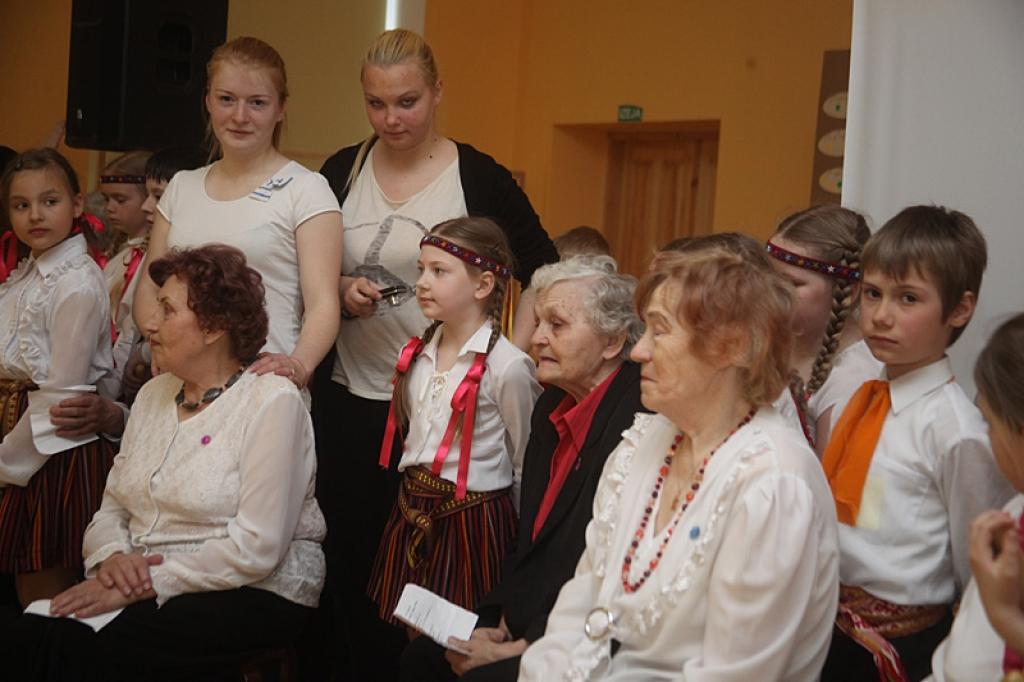 Gulbenes vidusskolā norisinājās projekta “Vai tu esi manos draugos?” noslēguma pasākums. Tāds ir skolas 2.klašu un pilsētas senioru apvienības kopprojekts, kurš vērsts uz paaudžu solidaritāti un sadarbības, pieredzes, prasmju un zināšanu...
Autors: Inita Savicka
