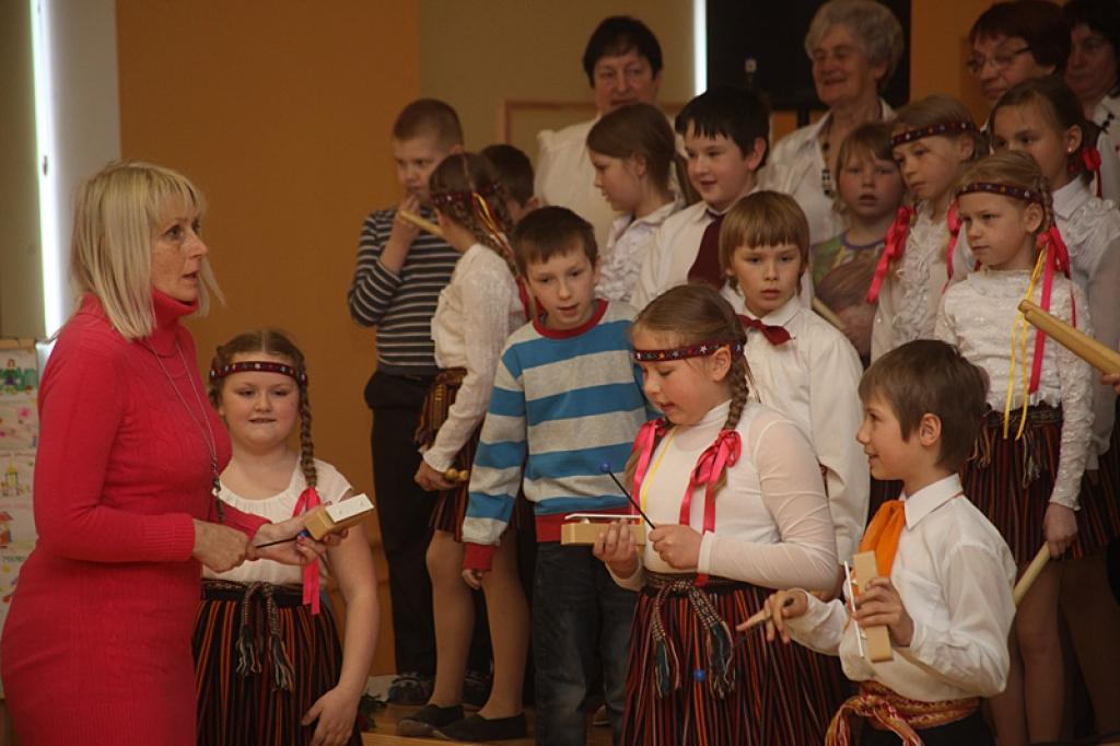 Gulbenes vidusskolā norisinājās projekta “Vai tu esi manos draugos?” noslēguma pasākums. Tāds ir skolas 2.klašu un pilsētas senioru apvienības kopprojekts, kurš vērsts uz paaudžu solidaritāti un sadarbības, pieredzes, prasmju un zināšanu...
Autors: Inita Savicka
