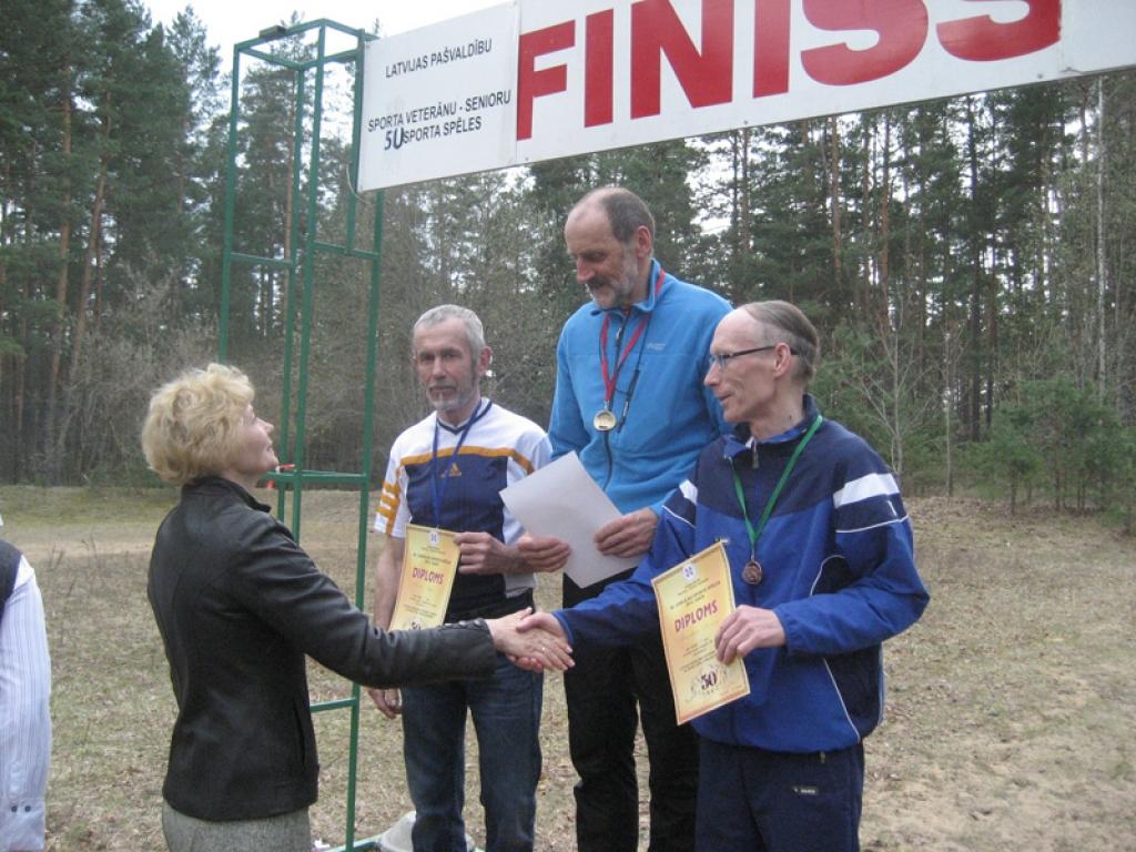 Latvijas Neatkarības atjaunošanas dienā, 4.maijā, Gulbenes novada komanda Rēzeknē ieguva ceturto vietu pašvaldību sporta veterānu jubilejas spēļu finālsacensībās pavasara krosā.
Autors: Diāna Odumiņa