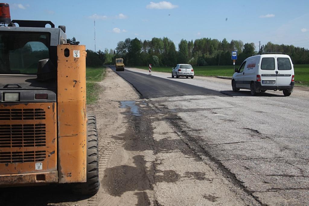 Uz Lejasciema ceļa posmā Sinole-Silakrogs jau ir veikta karstā asfalta profila labošana 2,4 kilometru garumā. Jūnijā vēl tiks veikta vienkārtas virsmas apstrāde ar granīta šķembām.
Autors: Gatis Bogdanovs