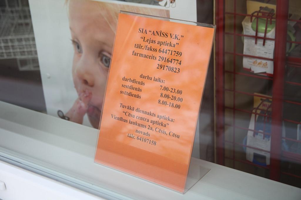 Laikā, kad aptieka ir slēgta, bet ir nepieciešami medikamenti, var sazināties ar aptiekas darbiniekiem pa tālruni. Kontakti saziņai – aptiekas logā.
Autors: Gatis Bogdanovs