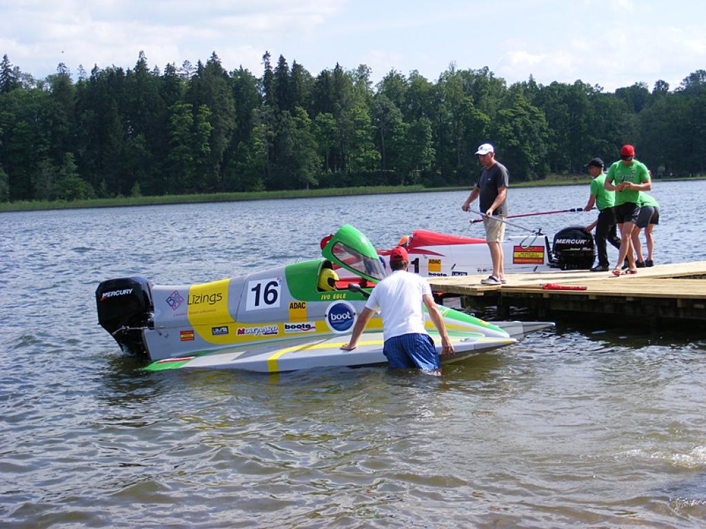 Sacensībās savā mājas trasē īpaši gaidīti būs Alūksnes ūdens motosporta kluba „Nord Ost” sportisti, viens no viņiem – Ivo Egle (attēlā) piedalīsies cīņā par Pasaules čempionāta posma godalgām
Autors: No personiskā arhīva
