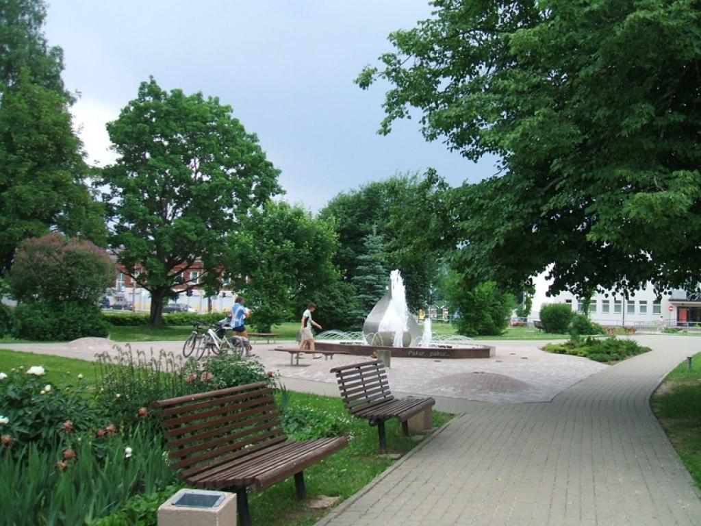Bildējot skaisto apkārtni, neviļus biju lieciniece tūristu mazajai pieturvietai mūsu centrā. 6.06.13