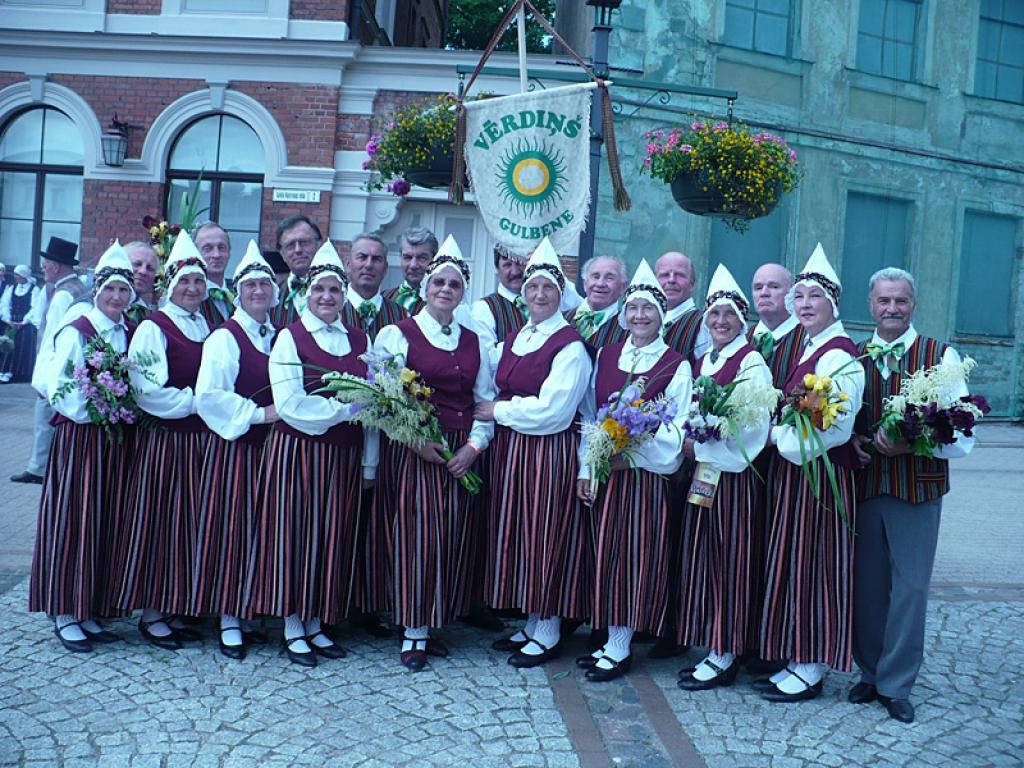  Senioru deju kopa „Vērdiņš” kopā ar vadītāju Dainuvīti Putniņu 12.senioru deju kopu festivālā „Kam nav 100, tas var” Cēsīs. 
Autors: No personiskā arhīva 