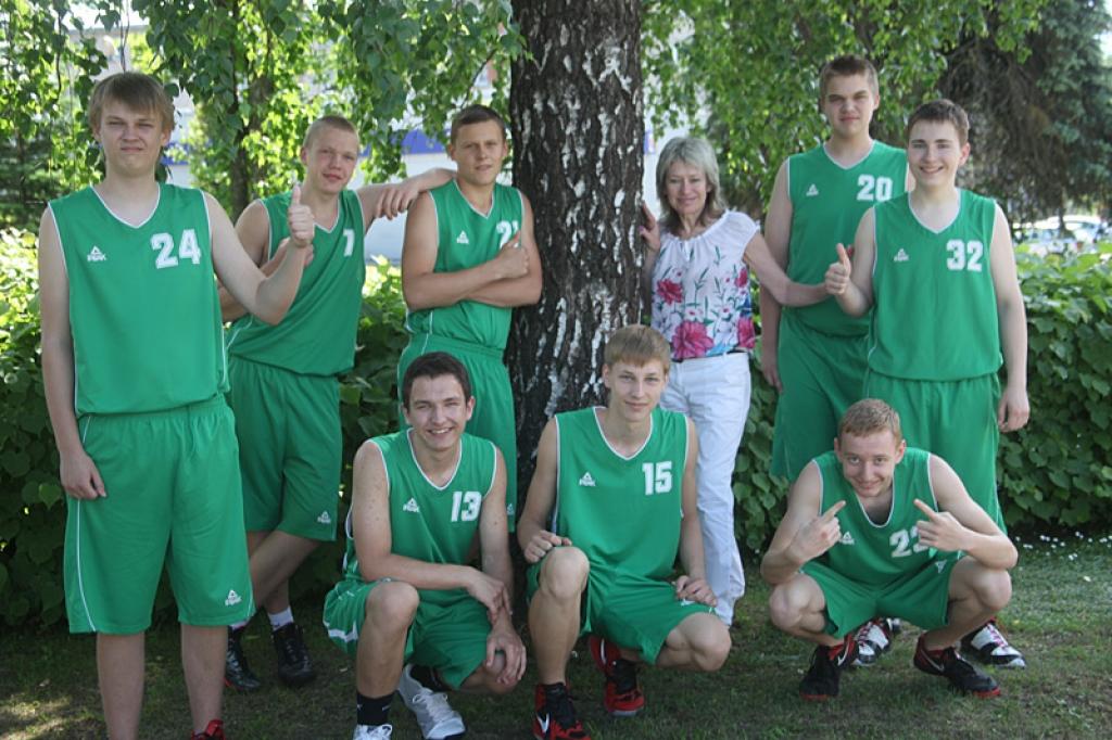 U16 grupas basketbolisti un viņu trenere Vija Kalniņa lepojas ar saviem panākumiem šajā sezonā un cer, ka veiksies arī nākamgad. 
Autors: Gatis Bogdanovs