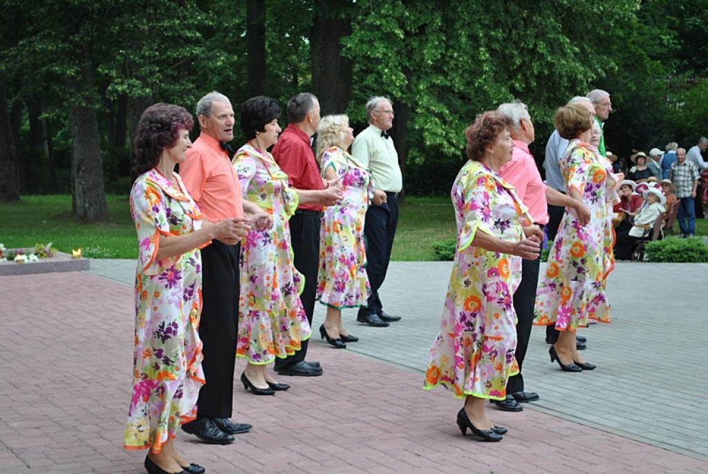 Gulbenes kultūras centra senioru deju grupa „Reveranss", ko vada Edīte Ķikuste, jūnija beigās piedalījās Beverīnas Novada svētkos.
Autors: Sarmīte Ozola