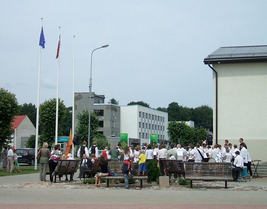Gulbenes jauktais koris "Harmonija" ir iedziedājis šo karogu.
