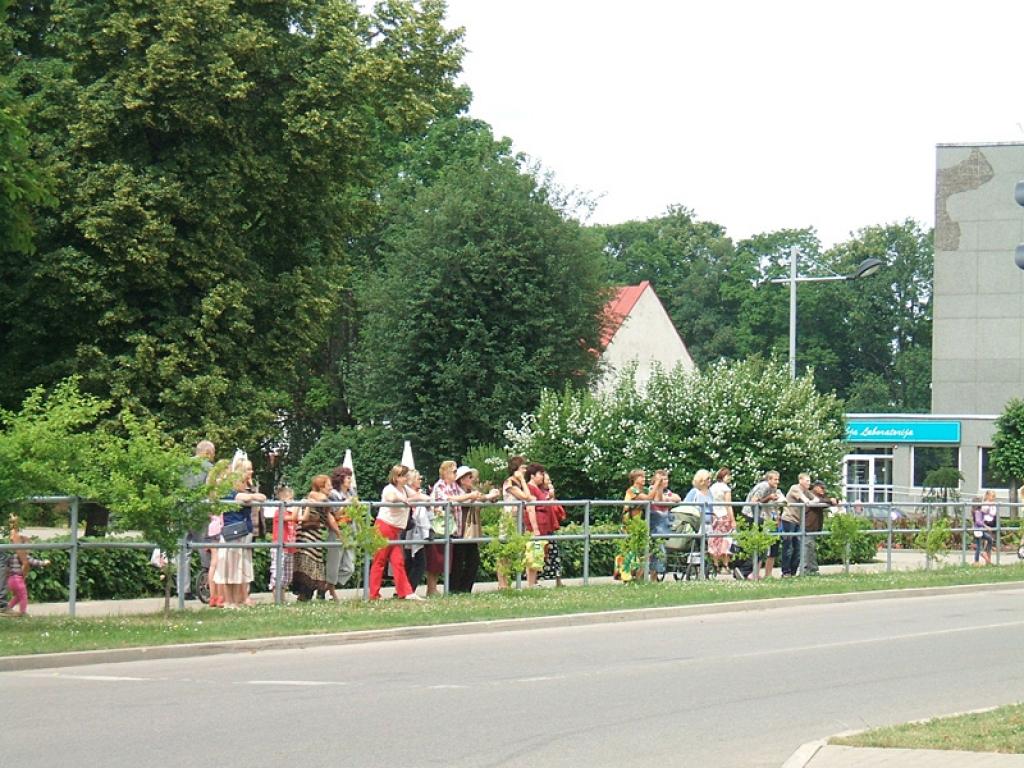 Gulbenes jauktais koris "Harmonija" ir iedziedājis šo karogu.

