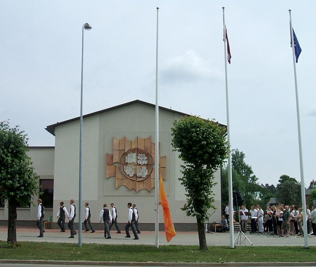 Gulbenes jauktais koris "Harmonija" ir iedziedājis šo karogu.
