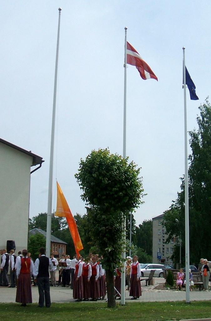 Gulbenes jauktais koris "Harmonija" ir iedziedājis šo karogu.
