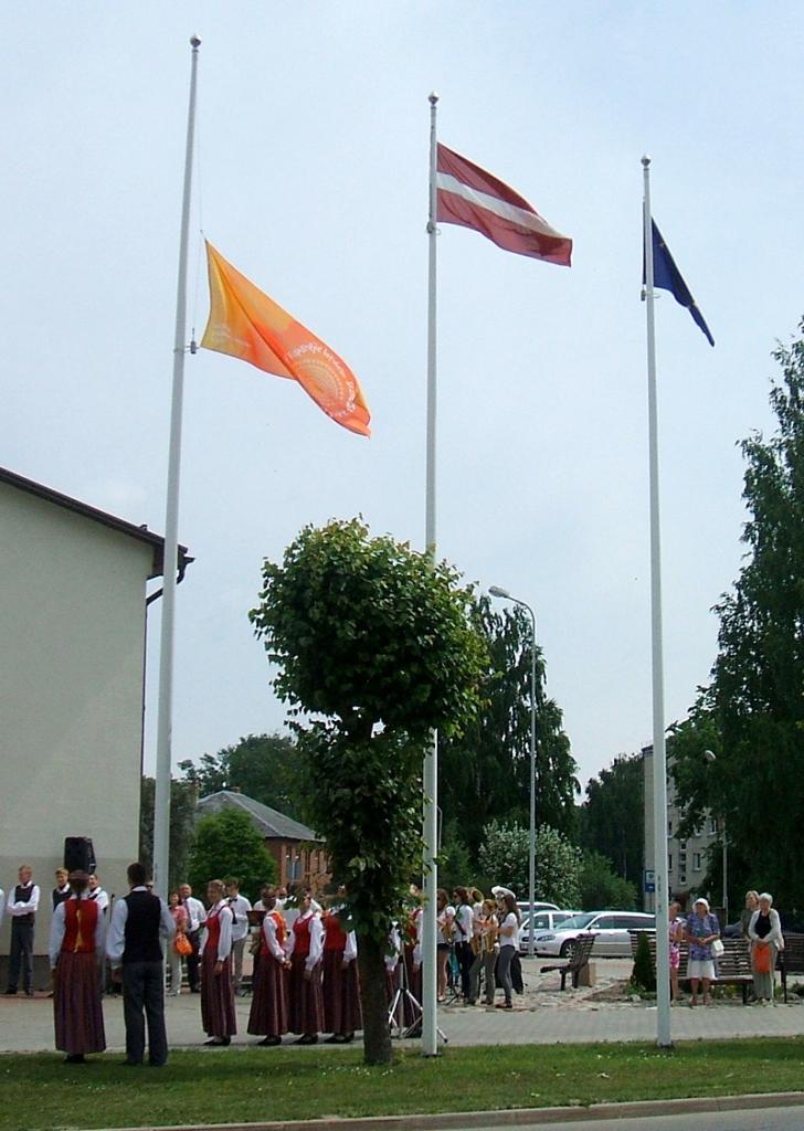 Gulbenes jauktais koris "Harmonija" ir iedziedājis šo karogu.
