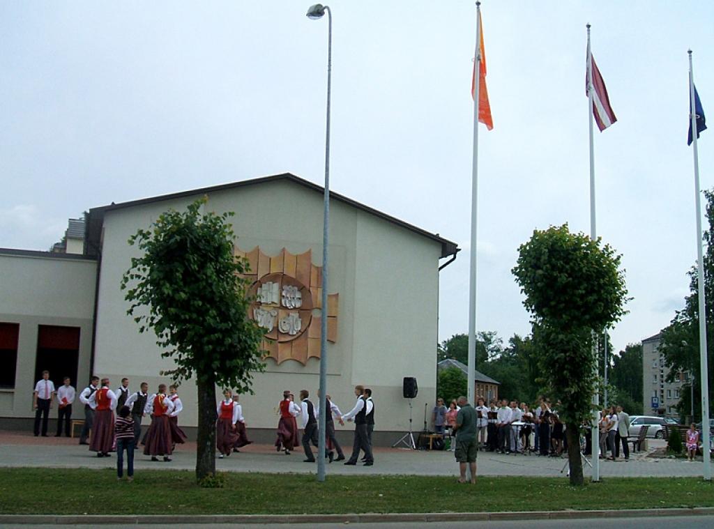 Gulbenes jauktais koris "Harmonija" ir iedziedājis šo karogu.
