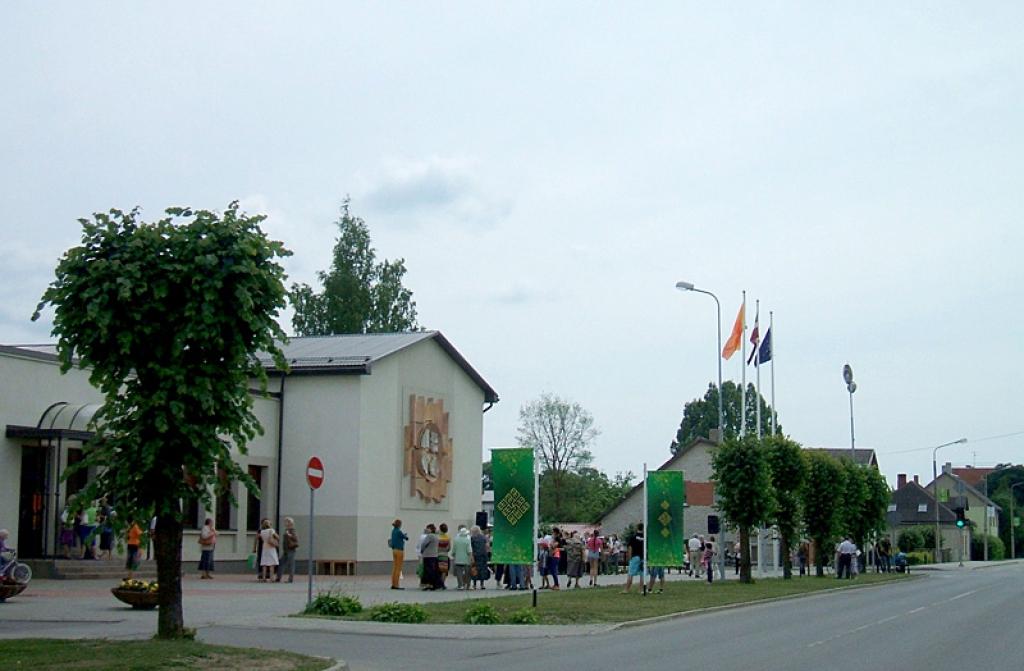 Gulbenes jauktais koris "Harmonija" ir iedziedājis šo karogu.
