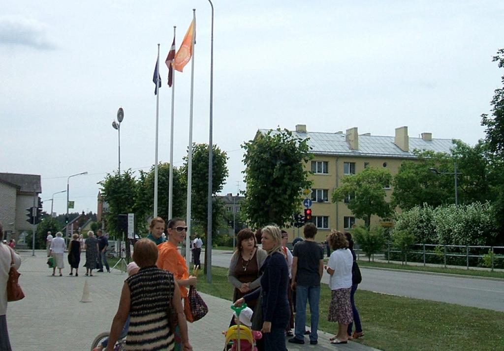 Gulbenes jauktais koris "Harmonija" ir iedziedājis šo karogu.

