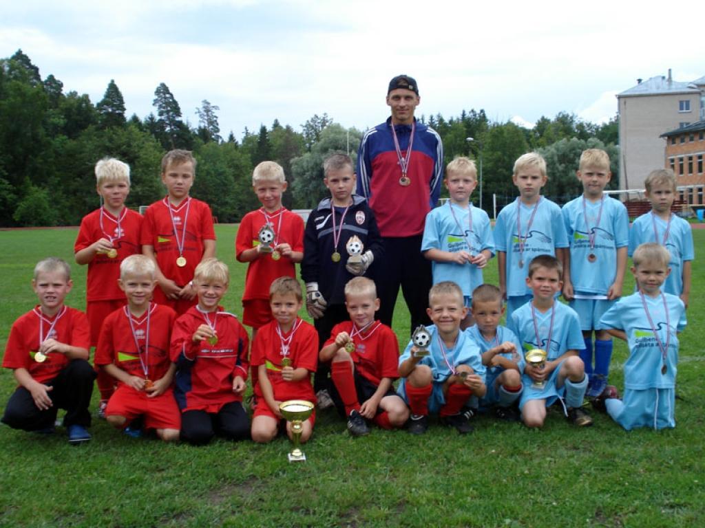 Gulbenes jaunie futbolisti pēc apbalvošanas. 
Autors: No personiskā arhīva