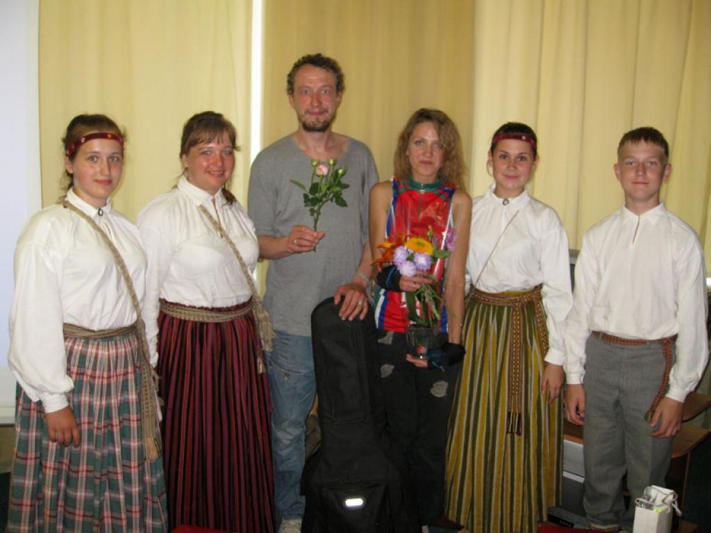 Vieno interese par Ķīnu! Ceļotāju pāris – Rolands Ūdris un Ilona Balode – tagad ir draugi folkolras kopas “Pērlis” dalībniekiem no Druvienas.
Autors: Diāna Odumiņa