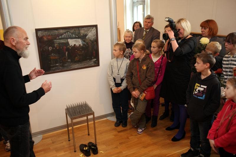Mākslinieks Ilmārs Blumbergs, stāstot par izstādes darbiem, Gulbenes mākslas skolas zinātkārajiem audzēkņiem, kā arī citiem interesentiem novadīja savdabīgu mācību stundu, izstāstot stāstu par mūsu novadnieku gleznotāju Voldemāru Irbi, kam šogad aprit 120 gadu. 
Autors: Gatis Bogdanovs