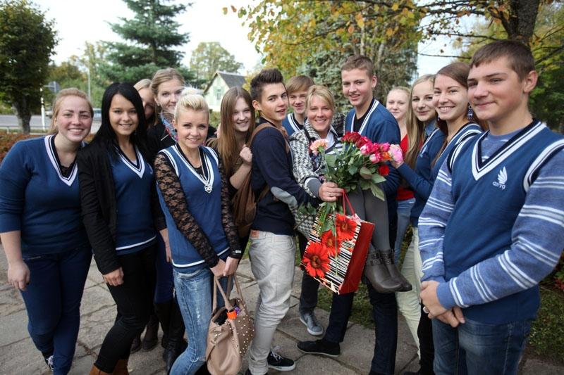 Gulbenes novada ģimnāzijas 9.b klases audzēkņi ir sajūsmā, ka viņu klases audzinātāja Laura Anže ir viena no lieliskākajām skolotājām. Arī pašai skolotājai tas ir liels un patīkams pārsteigums, ka konkursa balsojumā viņa ir viena no tām, par kuru balsots ir visvairāk.
Autors: Gatis Bogdanovs