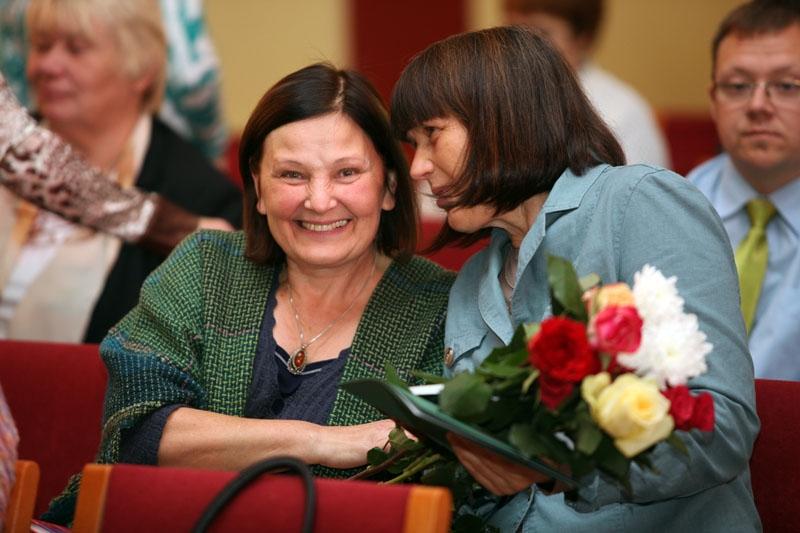 Gulbenes novada Pateicības rakstu, tirzmalietes Ievas Bērziņas grāmatu „Vecums nenāk viens” un Daigas Kalinkas dzejas krājumu „Sev un Tev” par 40 Tautas lietišķās mākslas studijai „Sagša” veltītajiem gadiem saņēma studijas vadītāja Biruta Akmentiņa; Pateicību par 25 darba gadiem saņēma Gulbenes novada Vēstures un mākslas muzeja izstāžu dekoratore Valentīna Brūniņa.
Autors: Gatis Bogdanovs