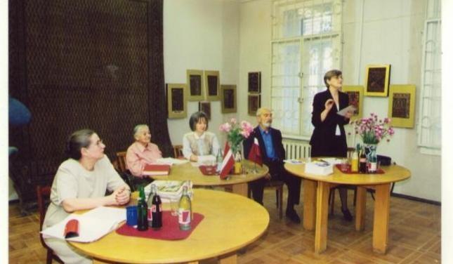 Jūlija Straumes 125 gadu jubilejas konferencē Gruzijas lietišķās mākslas muzejā, redzams slavenais tepiķis „Miri”.
Autors: No Regīnas Jakobidzes personiskā arhīva (www.ir.lv)