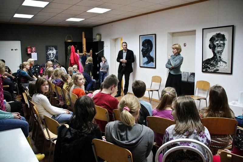 Sarunā ar Gulbenes mākslas skolas audzēkņiem Drīliņi pievērsās sava profesionālā ceļa izklāstam. 
Autors: Gundega Šķēla