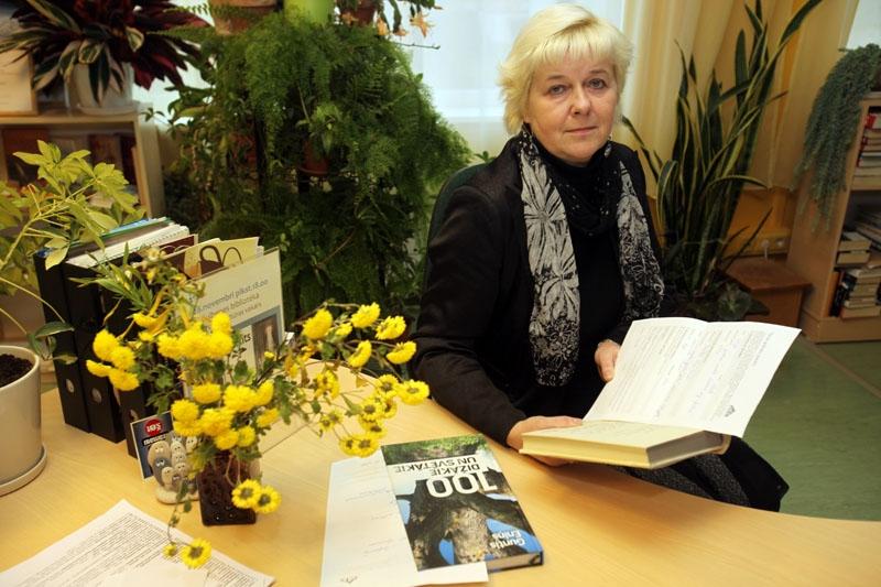 Gulbenes bibliotēkas Lasītāju apkalpošanas nodaļas vadītāja Iveta Krūmiņa personiski uzrunājusi daudzus bibliotēkas apmeklētājus, kuri bilduši, ka ir īpašas grāmatas, ko dāvināt Nacionālajai bibliotēkai. 
Autors: Gatis Bogdanovs