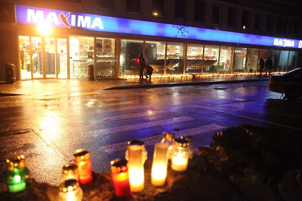 Tad, kad visā Latvijā cilvēki sēro par 21.novembrī Rīgas veikala  „Maxima” bojā gājušajiem un cietušajiem pēc ēkas jumta sagrūšanas, arī Gulbenē pie veikala „Maxima” iedzīvotāji noliek aizdegtas 
svecītes. Lukturīšu rindas pie veikaliem Skolas un Rīgas ielā kļūst arvien garākas.
Autors: Gatis Bogdanovs
