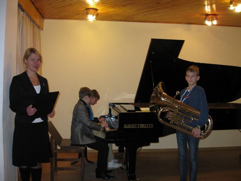 Muzicē Gulbenes mūzikas skolas audzēkņi Aleksis Pusts, Jānis Garans un tubists Krists Cirpons. Skolotāja Laura Anže.
Autors: Gatis Bogdanovs