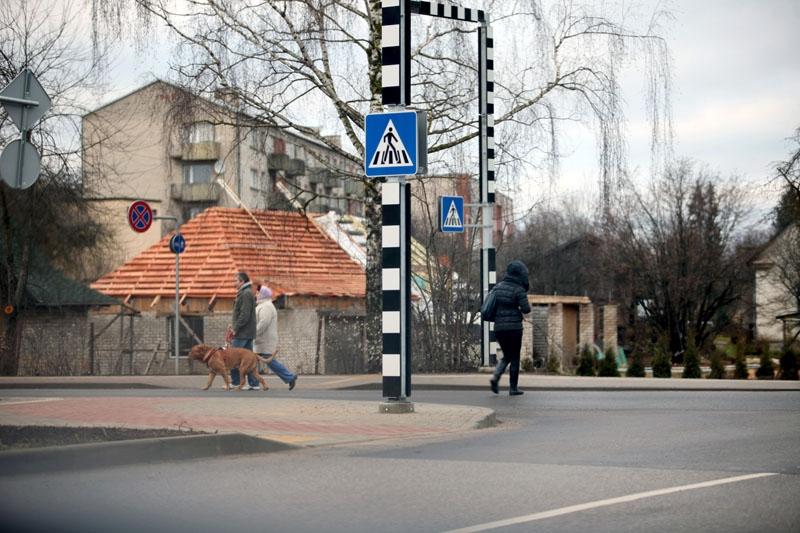 Daļa gājēju turpina šķērsot Blaumaņa ielu vecajā pārejas vietā, bet citi to dara pareizi, ejot pāri pa jauno pāreju.
Autors: Gatis Bogdanovs