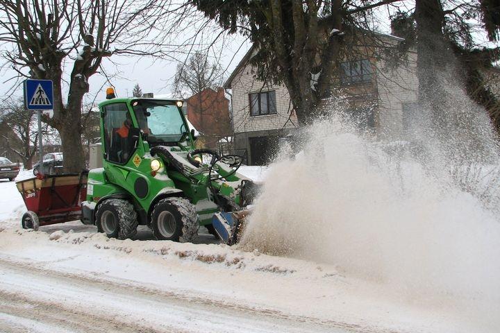 Piemēram, Kandavā kopš pērnā gada janvāra gājēju celiņus tīra mazs, kompakts, ar sniega birsti un smilšu piekabi aprīkots traktoriņš. 
Autors: Foto: www.ntz.lv