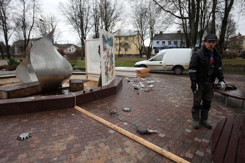 Tradicionāli centrālā strūklaka uz ziemu apjož dekoratīvu sētu.
Autors: Gatis Bogdanovs