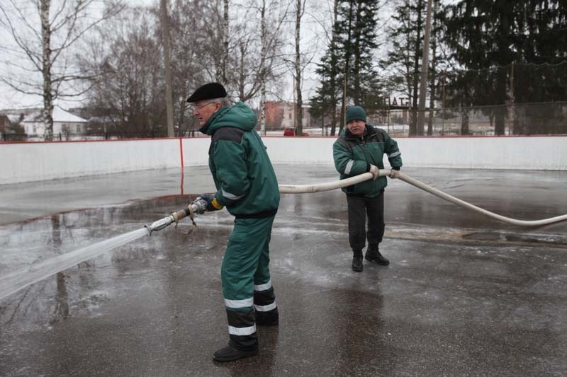 Sporta centra direktors Ziedonis Lazdiņš un stadiona darbinieki šajās dienās pamazām, kārtu pa kārtai slidotavā lej ledu. 
Autors: Gatis Bogdanovs
