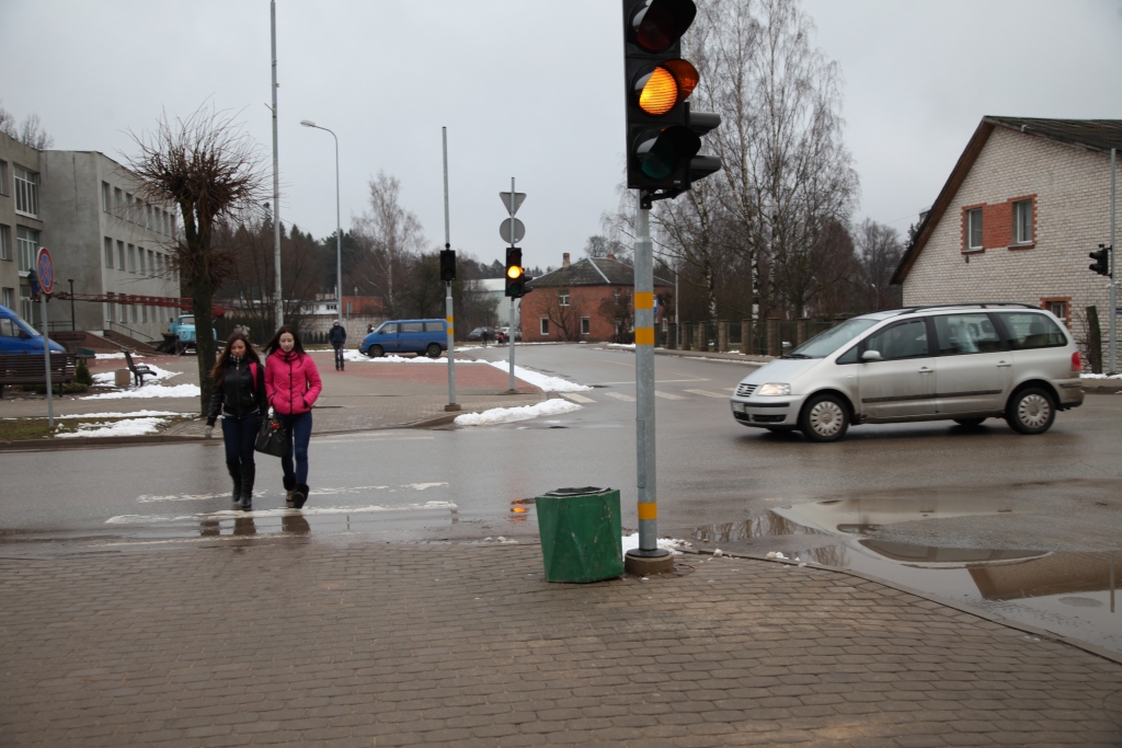 Luksoforā visu laiku deg dzeltenā gaisma. Gājēji pēc inerces domā, ka šoferi respektēs gājēju pāreju un droši šķērso ielu. Taču transportlīdzekļu vadītāji var gājējiem dot ceļu un var arī nedot. Tāda jau ilgstoši ir situācija Gulbenē, O.Kalpaka ielas krustojumā ar Ābeļu un Skolas ielu.
Autors: Gatis Bogdanovs