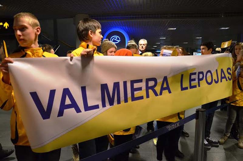 Valmieras Bērnu sporta skolas audzēkņi sagaida olimpiešus.