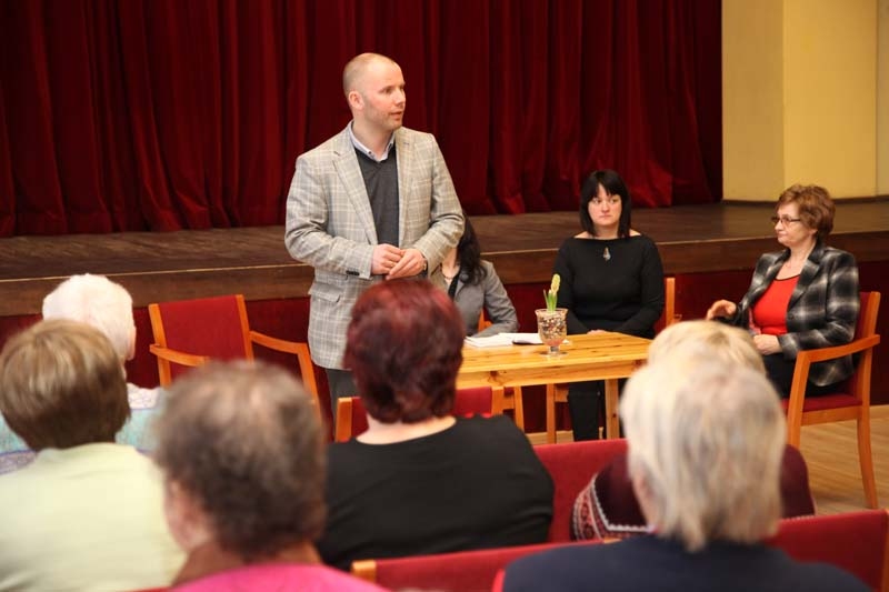 Gulbenes novada Sociālā dienesta sabiedrības veselības speciāliste Ilze Biseniece (otrā no labās) pastāstīja par medicīnas pakalpojumiem, kurus Latvijā ir iespēja saņemt par brīvu. 
Autors: Gatis Bogdanovs