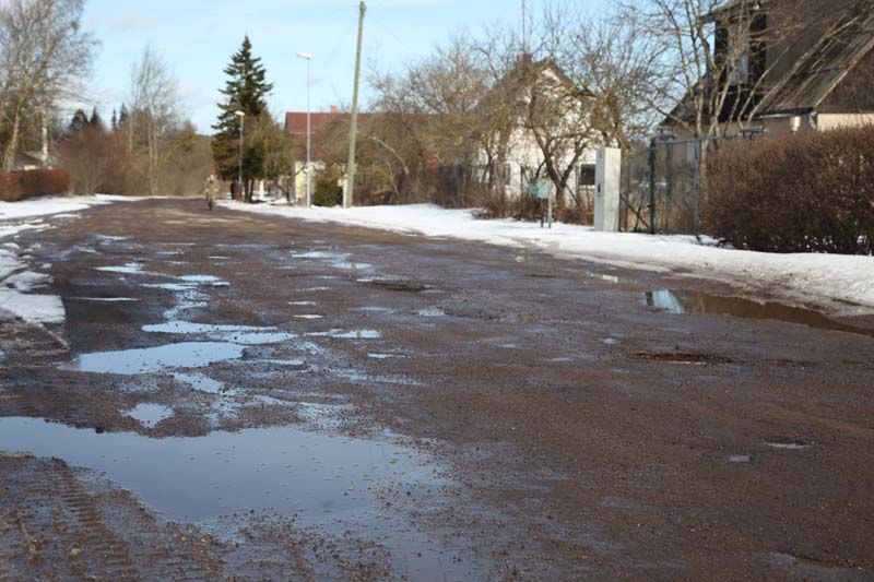 Pilsētas pārvaldes Komunālās saimniecības nodaļas vadītājs Jānis Krastiņš piekrīt, ka Naglenes iela ir ļoti sliktā stāvoklī, taču iepriecināt iedzīvotājus, ka tā tuvākajā laikā tiks rekonstruēta, viņš nevar. 
Autors: Gatis Bogdanovs