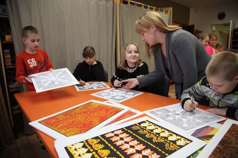 

Mākslas skolas audzēkņi ar saviem pedagogiem, pētot mākslinieku Ludolfa Liberta, Jūlija Straumes un Jūlija Madernieka daiļradi, ir radījuši arī savus mākslas darbus.
Autors: Gatis Bogdanovs