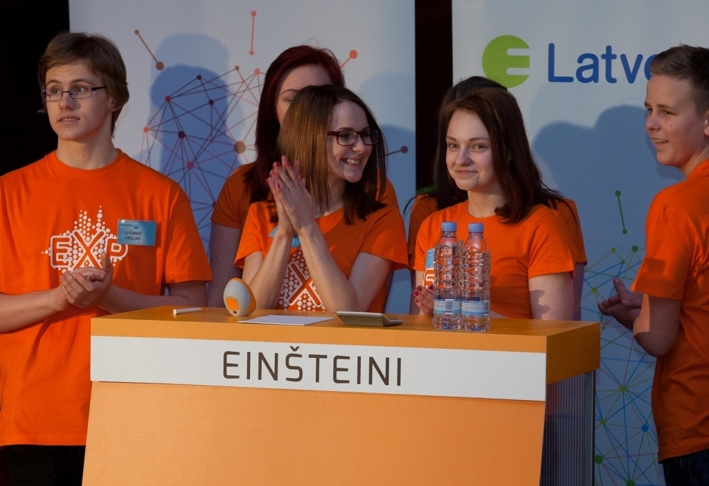 Piektie ar 9 punktiem - Gulbenes 2.vidusskolas komanda „Einšteini”.