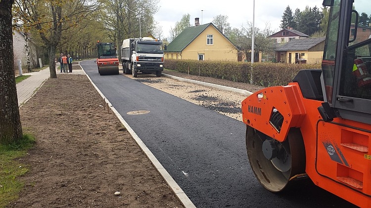 Šodien, 8.maijā, virzienā no krustojuma ar Dzeguzes ielu, ir sākts asfaltēt Ozolu ielu.
Autors: Gunta Krevica (www.gulbene.lv)