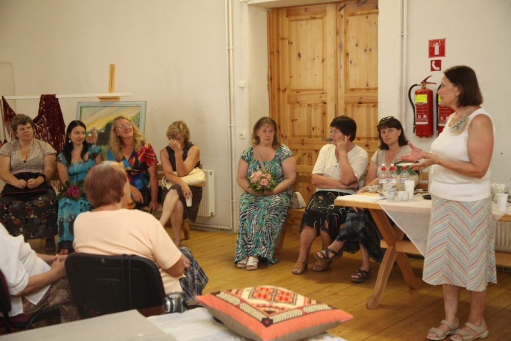 Novada lietišķās mākslas un amatniecības meistari ne tikai priecājās par Novada svētkiem veltītās izstādes „Veltījums” darbu daudzveidību un krāšņumu, bet sprieda arī par turpmākajām aktivitātēm.
Autors: Gatis Bogdanovs