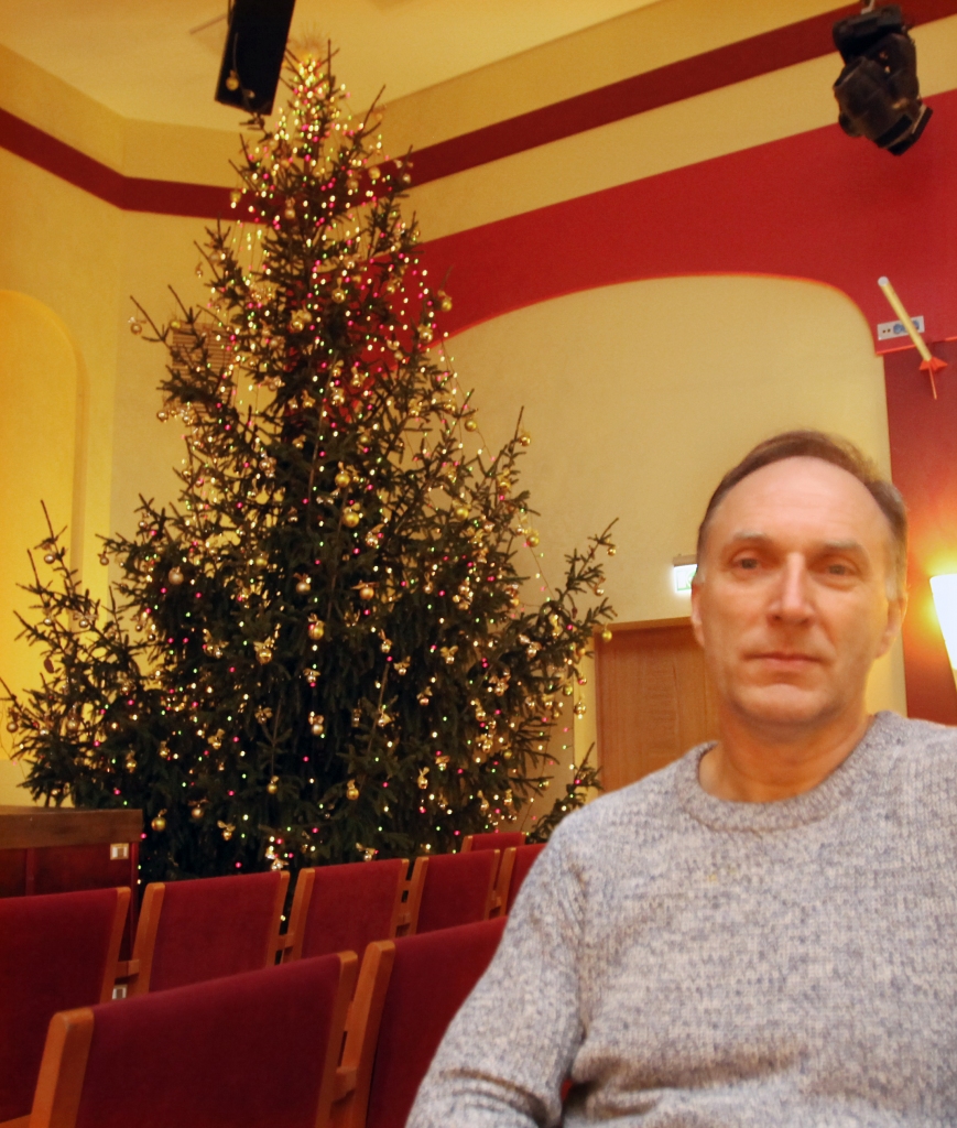 Gulbenes kultūras centra direktors Egons Kliesmets vairāk slavē kultūras centra mākslinieces Ivetas Laktukas izdomu iestādes ieejas un skatuves dekorēšanā svētku noskaņā, jo tur esot novitātes.
Autors: Gatis Bogdanovs