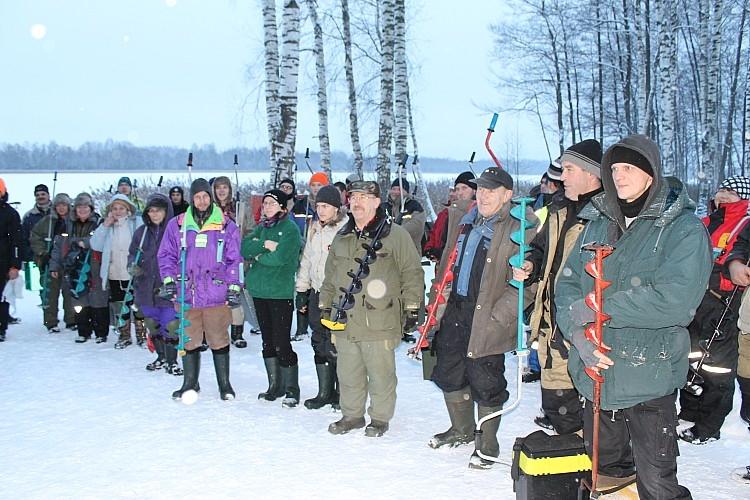 Šogad atklātajās zemledus maksķerēšanss sacensībās uz Ušura ezera piedalījās ne tikai Gulbenes novada sportisti, bet arī zemledus makšķernieki no Kalsnavas, Madonas, Mētrienas un Ļaudonas.

Autors: Ziedonis Lazdiņš (www.gulbene.lv)