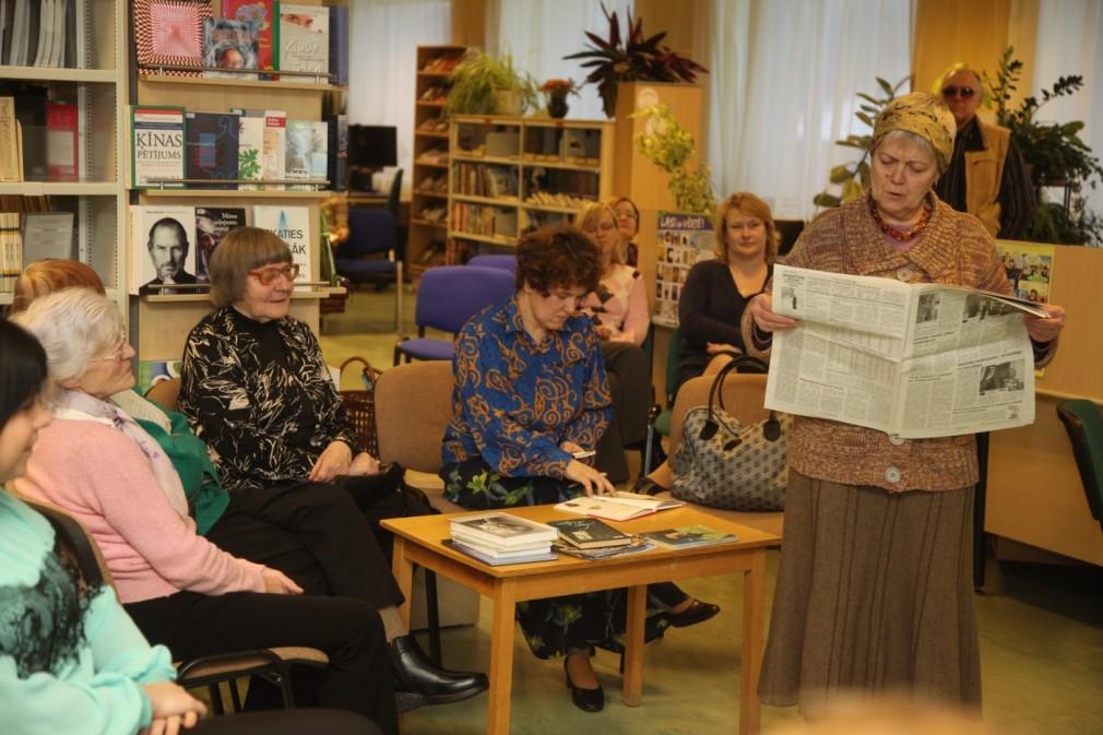  Skats no Alūksnes Tautas teātra „Slieksnis” izrādes Gulbenes novada bibliotēkas Lasītāju apkalpošanas nodaļas telpās, kur skatītāji it kā saplūst ar aktieriem. Lomu atveidotājas – centrā kundze ar avīzi rokās un pie galda sēdošā bibliotēkas apmeklētāja.
Autors: Gatis Bogdanovs