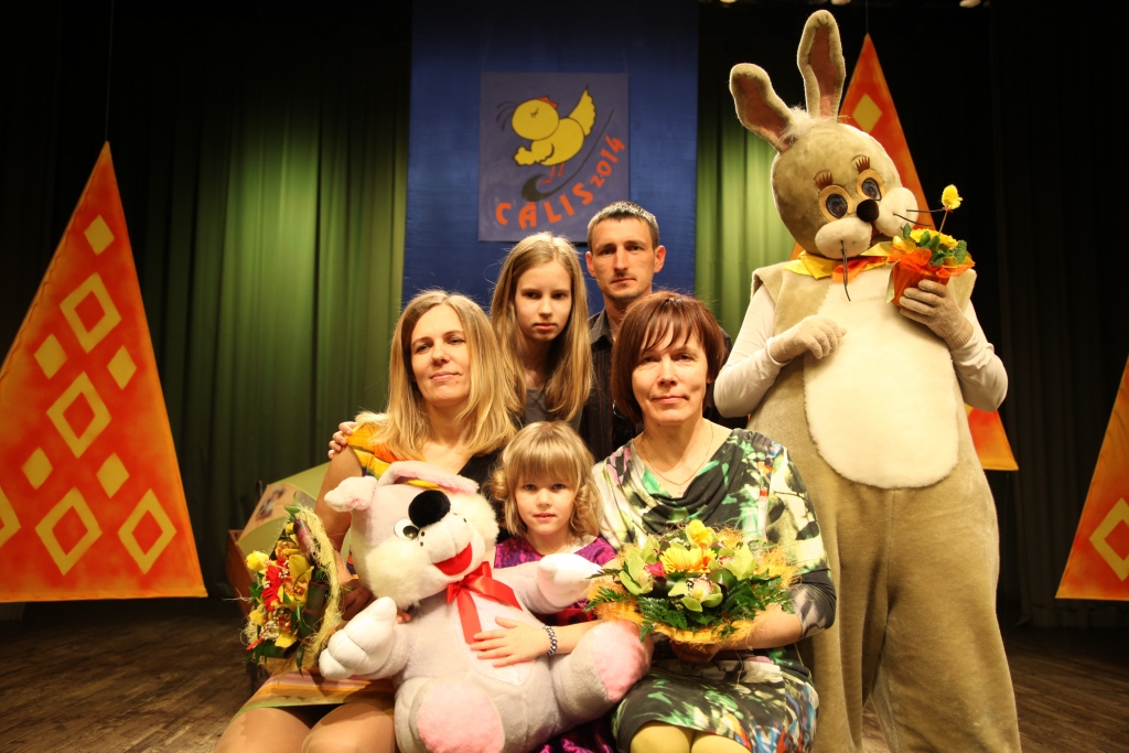 Mazo vokālistu konkursā “Cālis 2014” laureāte 5 gadus vecā Marta Izabella Brūniņa. Konkursam viņu sagatavoja skolotāja Ligita Plešanova-Jarusova. 
Autors: Gatis Bogdanovs (no arhīva)