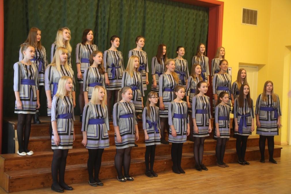 Gulbenes 2.vidusskolas koris (diriģente Ligita Plešanova – Jarusova).