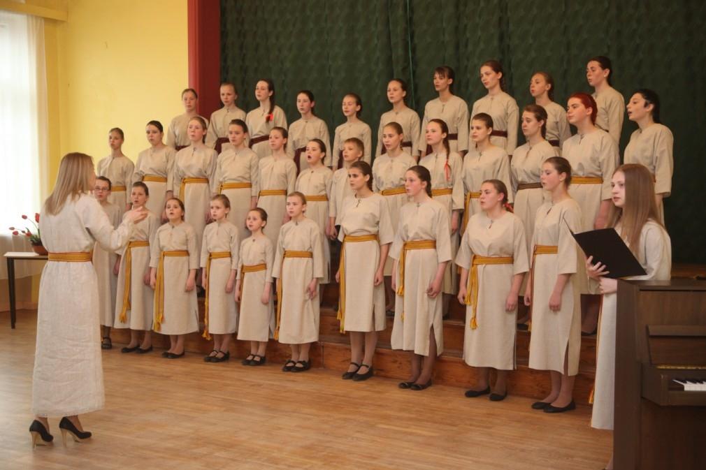 Stāķu pamatskolas un Tirzas pamatskolas apvienotais koris (diriģente Ilona Matīsa un Gunta Apine).